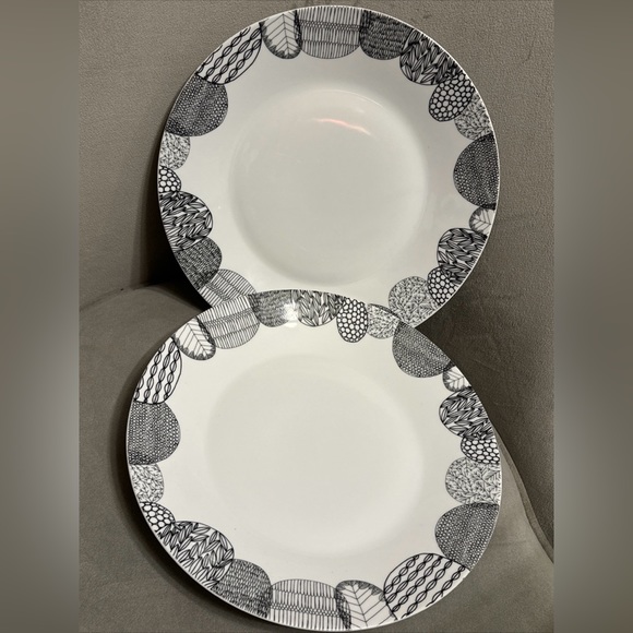 SET OF 2 Crate & Barrel Leif Dinner Plate By  Julia Rothman Black And White - Picture 1 of 4